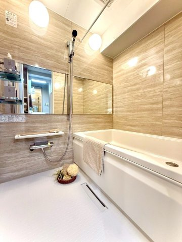 扶桑ハイツ南太田の浴室|ホテルライクなデザインの浴室。
ワイドミラーと温かみのある壁パネルが癒しのバスタイムを演出します。浴室乾燥機完備で天候に左右されない洗濯が可能です。