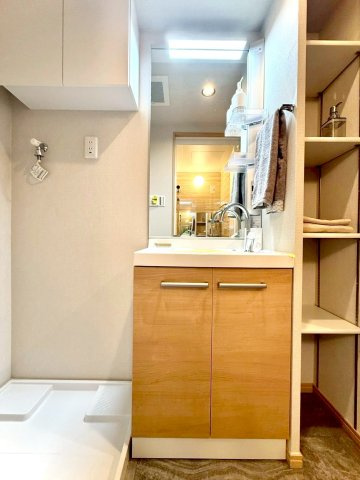 扶桑ハイツ南太田の独立洗面台|コンパクトながら収納力の高い洗面化粧台。
サイドの可動棚はタオルや日用品の整理に便利で、毎日の身支度が快適に。