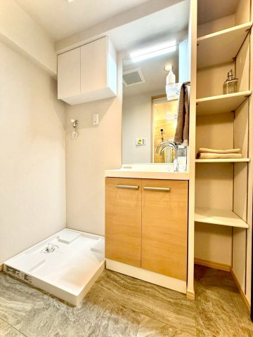 扶桑ハイツ南太田の独立洗面台|ゆとりある洗面室には洗濯機置場と収納スペースを配置。
生活動線がよく、シンプルで使いやすい快適な空間です。