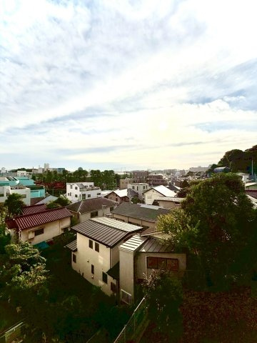 扶桑ハイツ南太田の展望|高台ならではの抜けた眺望が広がり、陽当たり良好。周囲は低層住宅が多く、空の広さを感じる心地よい景色が楽しめます。