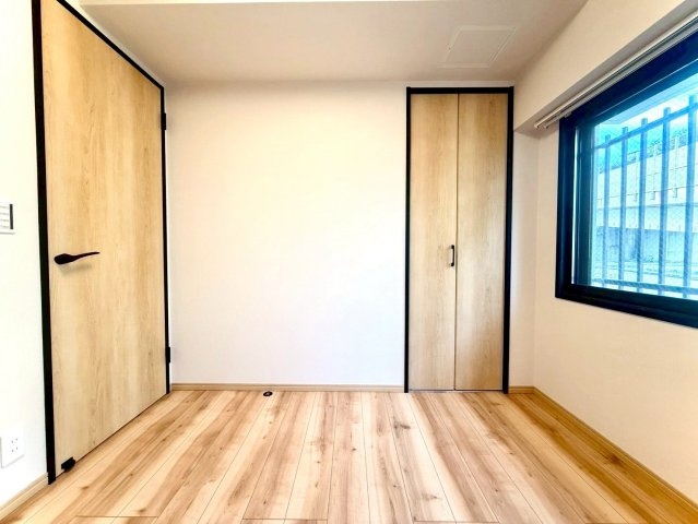 扶桑ハイツ南太田の洋室|収納扉を木目でまとめた統一感のある洋室。
広さもあり採光良好で、主寝室としても使いやすい一部屋です。