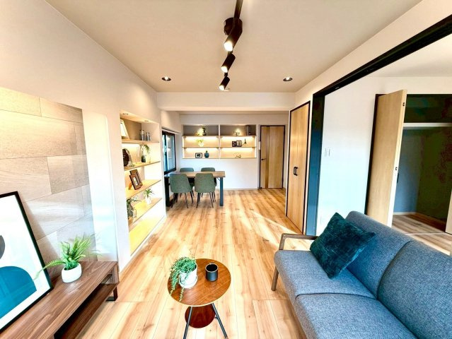 扶桑ハイツ南太田の居間・リビング|柔らかな光に包まれたくつろぎのリビング。家具が美しく映える落ち着いた内装で、毎日の暮らしにやさしい安らぎを届けます。