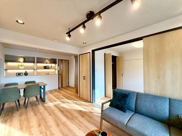 扶桑ハイツ南太田の居間・リビング|木の温もりを感じるフローリングと、開口部の明るさが調和した心地よい広さ。家族が自然と集まる居心地の良いリビングです。