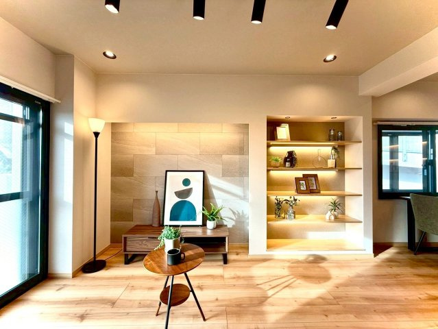 扶桑ハイツ南太田の居間・リビング|採光豊かなリビングとダイニングが一体となった心地よい空間。アクセント棚の間接照明が上質さを引き立て、ゆったりと過ごせます。