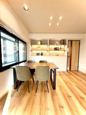 扶桑ハイツ南太田の居間・リビング|窓際に配置された明るいダイニングスペース。家族が向かい合う食卓に自然光が差し込み、毎日の食事がより楽しく豊かになります。