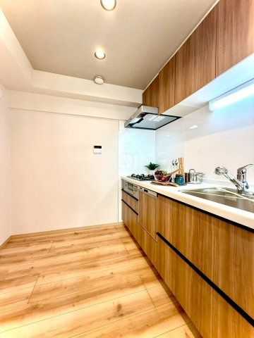 扶桑ハイツ南太田のキッチン|調理スペースが広く、家事動線がスムーズなキッチン。食材準備から片付けまで効率よく行え、快適なキッチンワークが実現します。