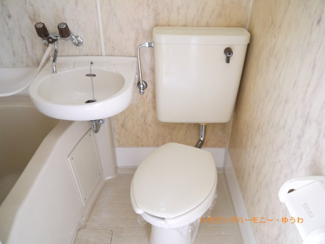 【トイレ】 | ラ・レジダンス・ド・グランドゥール | 洗面台とトイレは一体型の仕様。