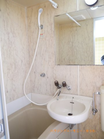 【浴室】 | ラ・レジダンス・ド・グランドゥール | 柔らかな曲線で構成された半身浴も楽しめるバスタブが心地よさをもたらします。