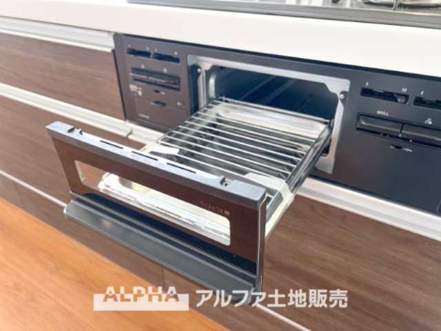 ~多摩永山~Remodeled Homeのキッチン|【Grill】
◆キッチングリル◆程よい焼き加減で焼くあつあつの焼き魚。他にもピザやトースト、てんぷらの温め直し、お菓子作りなどにもお使い頂けます。調理の幅を広げ食卓の彩りをもっと豊かにできますね。