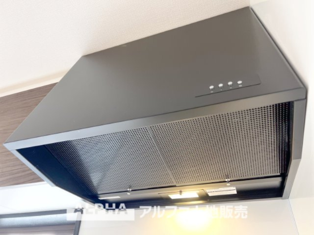 ~多摩永山~Remodeled Homeのキッチン|【Range hood】
◆レンジフード◆武骨なまでに磨きこまれたステンテクスチャーはコンテンポラリー・デザイン。ダウンライトがフードを照らし煌めきの瀟洒なキッチンを演出する。