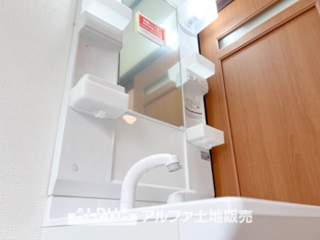 ~多摩永山~Remodeled Homeの独立洗面台|【Wash basin】
◆洗面台◆人工大理石TOPの洗面ボウルサイドはゆったりとしたスペースが設けられ、フレグランスなどを置いたりするのに便利なパ洗面化粧台。