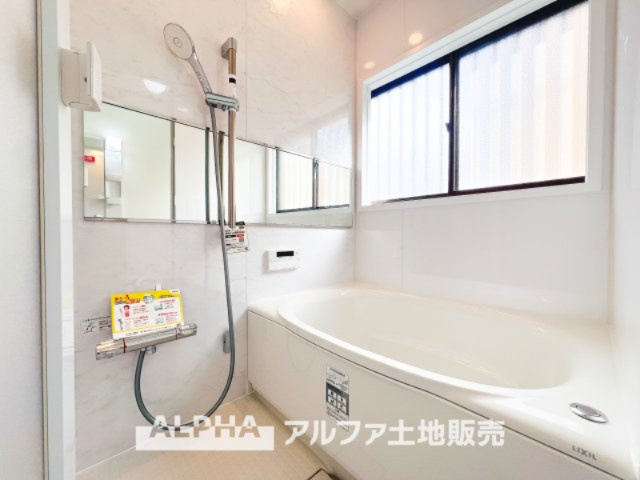 ~多摩永山~Remodeled Homeの浴室|【Bathroom】
◆浴室換気乾燥機付きUB◆雨に日でも洗濯物が乾かせ、同時に室内を乾燥させる為、カビ、汚れの発生を抑えます。暖房機機能があり冬場は入浴前に暖め可能でとても重宝します。
