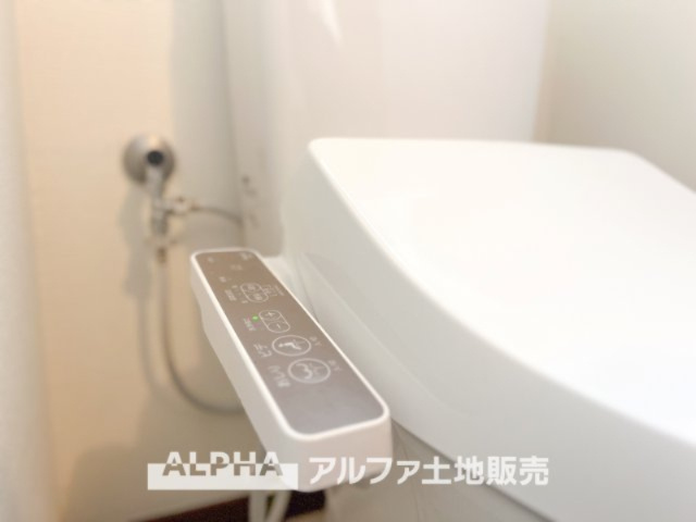 ~多摩永山~Remodeled Homeのトイレ|【Warm water flush toilet】
◆温水洗浄便座付きトイレ◆お掃除も楽々。快適に過ごすためには今や欠かせない設備の一つです。
