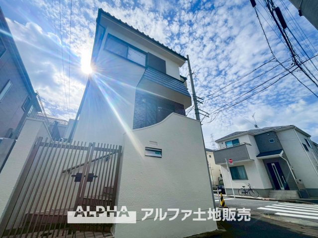 ~多摩永山~Remodeled Homeの外観|【outward appearance】
◆時を忘れる場所◆みんなが集い、食事と楽しい会話が始まる。話に夢中になり、ついつい時を忘れ夜半過ぎになってしまう。そんな束の間の幸せを感じさせてくれる場所。
