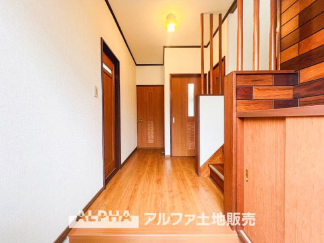 ~多摩永山~Remodeled Homeの玄関|【Entrance】
◆玄関◆ポーチに採光が射し込む。土間とシューズクロークの間には影が生れ、優しく情緒豊かな陰影を紡ぎだしている。それはひっそしと仄かな優しいマイホームの温もりを感じさせている。