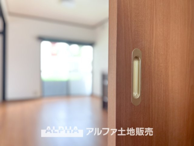 ~多摩永山~Remodeled Homeの居間・リビング|【The situation】
◆シチュエーション◆リビングルームのドアを開くと、窓から飛び込むのは緑と光の風光明媚な景色。僕の目に映るは、ここで家族と会話をワイワイガヤガヤ楽しんでいる様子。