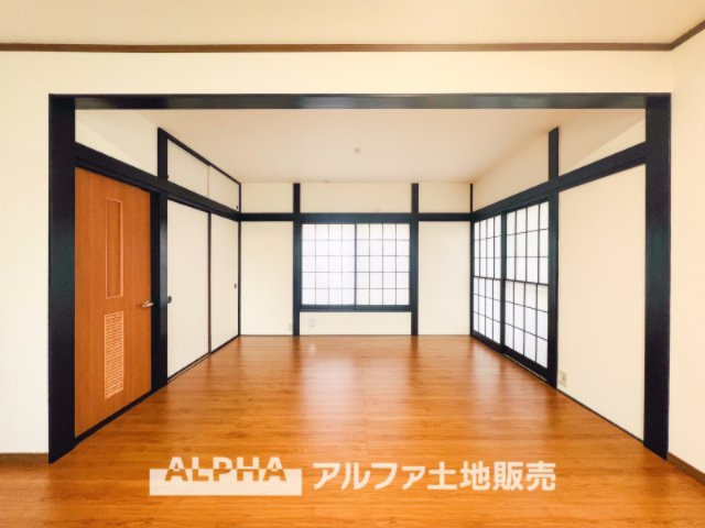~多摩永山~Remodeled Homeの居間・リビング|【Living room】
◆時を忘れる場所◆ここにはみんなが集い、食事と楽しい会話が始まる。話に夢中になりすぎて、ついつい時を忘れ夜半過ぎになってしまう。そんな束の間の幸せを感じさせてくれる場所。
