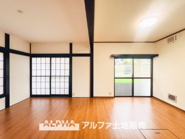 ~多摩永山~Remodeled Homeの居間・リビング|【Livingroom】
◆爽やかな空間◆窓をあけるとリビングに通り抜ける清々しく心地よい冷涼なそよ風がこの空間を涼しくしてくれる。風通しの良さは人にとっても家にとっても健康的で気持ちいいものです。