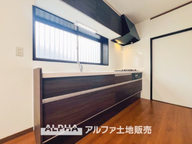 ~多摩永山~Remodeled Homeのキッチン|【Kitchen window】
◆キッチン窓◆明るいキッチンなら気分も上がり、お料理やお片付けがより楽しくできそう。換気扇があっても、窓から入る外のキレイな空気はやっぱり気持ちがいい。