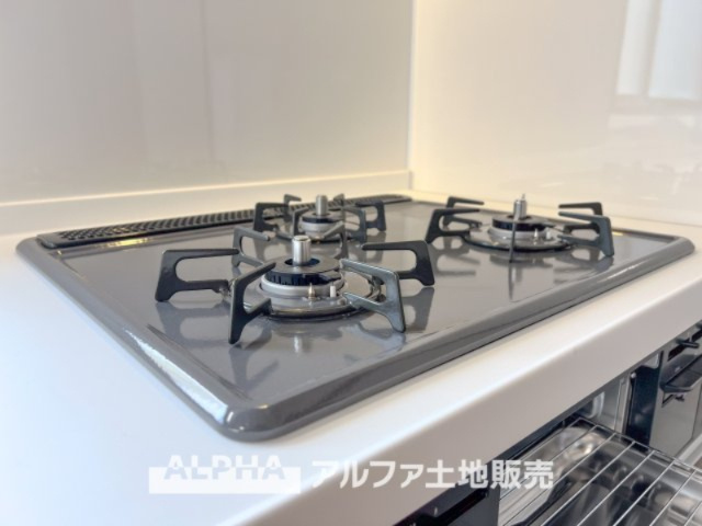 ~多摩永山~Remodeled Homeのキッチン|【Gas range】
◆ガスレンジ◆ホーローレンジは丈夫で汚れにくく、お料理の後もさっと拭くだけで清潔。毎日の家事をラクにし、ご家族の笑顔を支える嬉しい設備です。