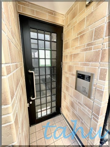 文京区目白台３丁目のアパートのエントランス