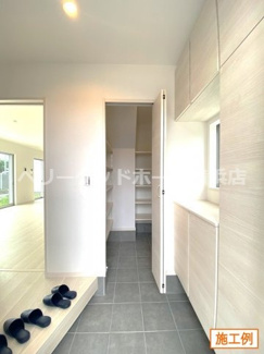 【収納】 | 横浜市戸塚区汲沢　新築分譲住宅　全２棟　1号棟 | 施工例写真 シューズクローク