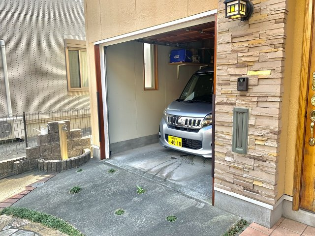売中古戸建　静岡市葵区瀬名中央４丁目の駐車場|シャッターは電動で開閉できます。