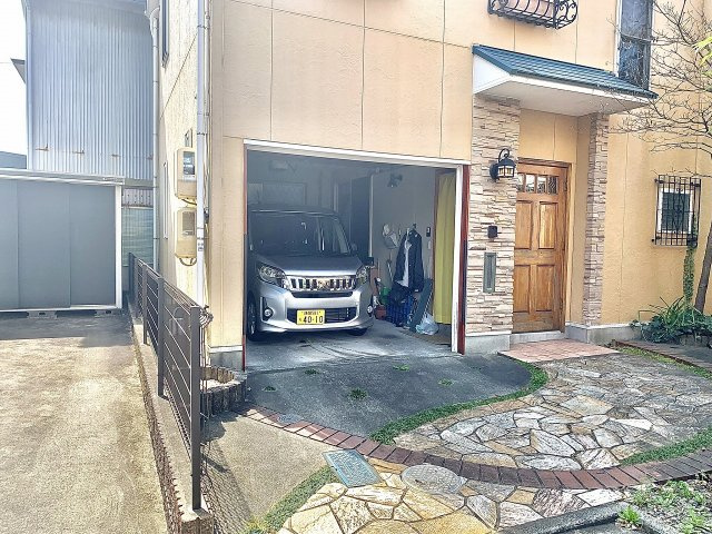 売中古戸建　静岡市葵区瀬名中央４丁目の駐車場|ガレージ内は広々しており、収納場所としても活用可能です。