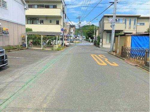売土地　葵区川合２丁目の前面道路含む現地写真|フラットな道路は、自転車やベビーカーの乗り入れもスムーズで、お子様も歩きやすいので安心です。