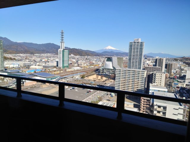 タワー・ザ・ファースト静岡　静岡市駿河区曲金６丁目の展望|バルコニーからも富士山を望むことができます。