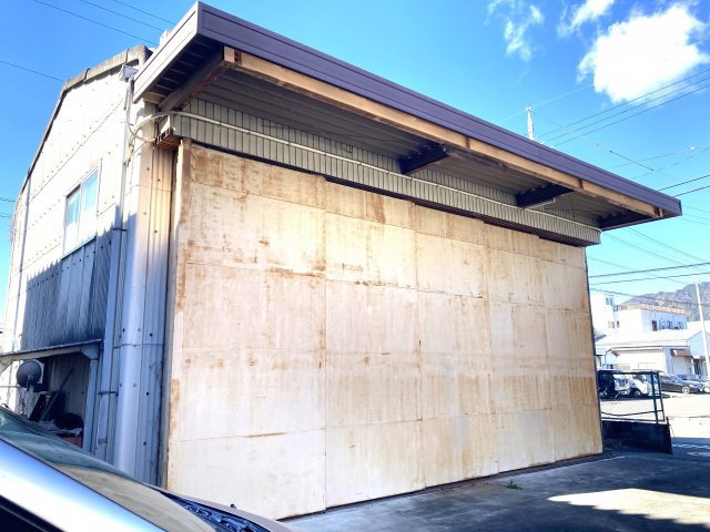 売工場・倉庫　静岡市清水区庵原町の外観|入口は５枚の扉となっております。