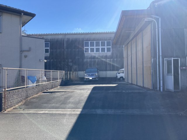 売工場・倉庫　静岡市清水区庵原町の駐車場|敷地内の駐車スペースです。たくさんの車が停められます。