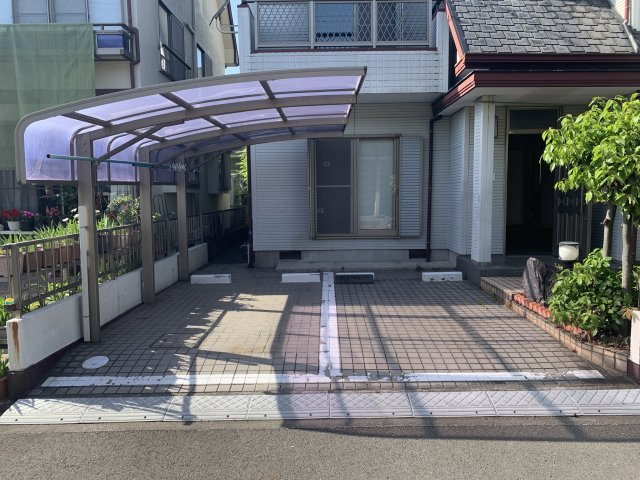売中古戸建　静岡市清水区吉川の駐車場|カーポート付き、駐車スペースは２台並列駐車可能です。