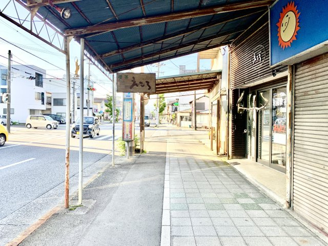 売土地　静岡市葵区新富町三丁目の前面道路含む現地写真|歩道が広く取られています