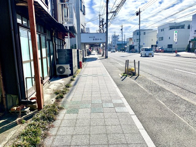 売土地　静岡市葵区新富町3丁目の前面道路含む現地写真|歩道が広くとられており、安全面も良さそうです。