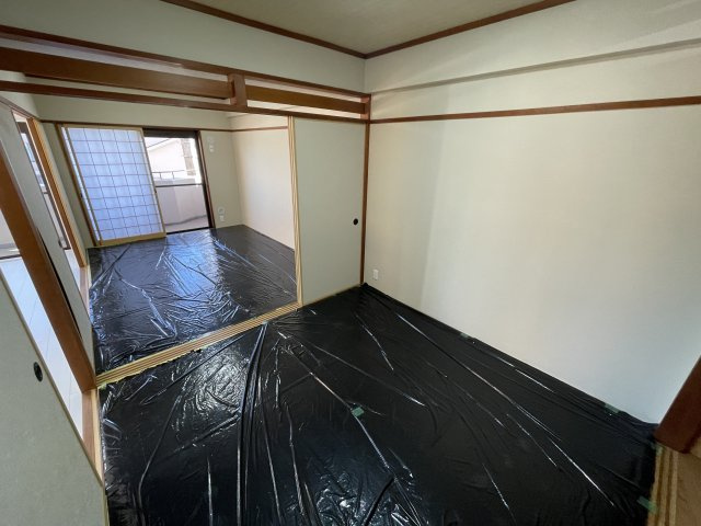 ネオハイツ並木の和室|和室6帖からもベランダへの出入りが可能です。