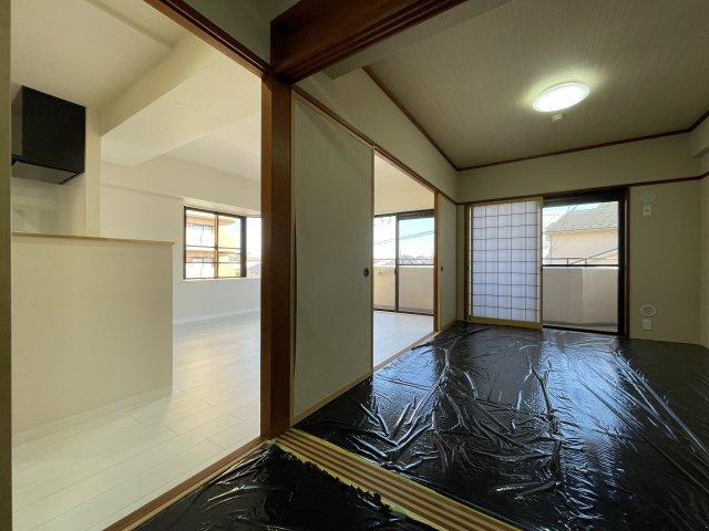 ネオハイツ並木の洋室|和室6帖からもベランダへの出入りが可能です。