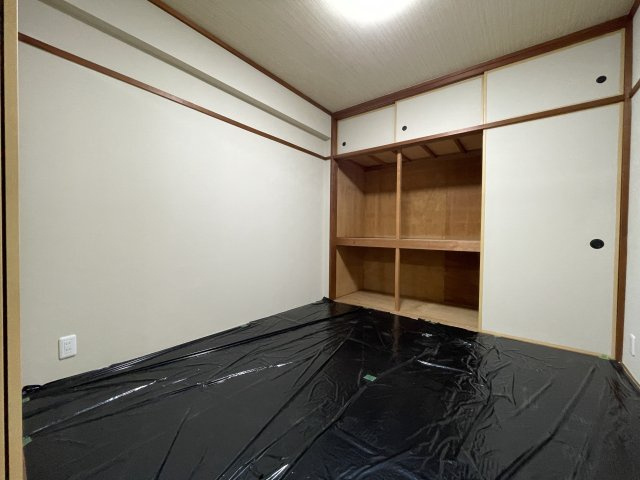 ネオハイツ並木の和室|大容量の押し入れ収納。襖も張替え済みです。