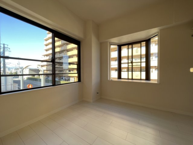 ネオハイツ並木の和室|大容量の押し入れ収納。襖も張替え済みです。