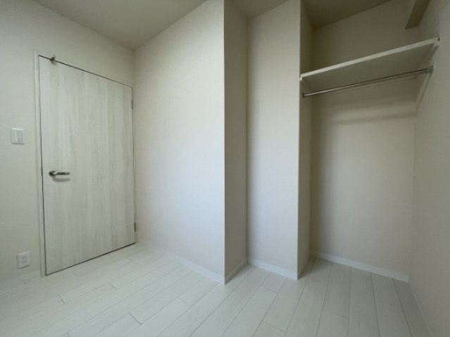 ネオハイツ並木の洋室|こちらのお部屋もオープン収納。全体的に白を基調としており清潔感のあるお部屋です。