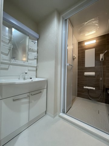 ネオハイツ並木のトイレ|白を基調とした清潔感のある新品トイレ。
タオル掛け、ペーパーホルダーがアクセント♪