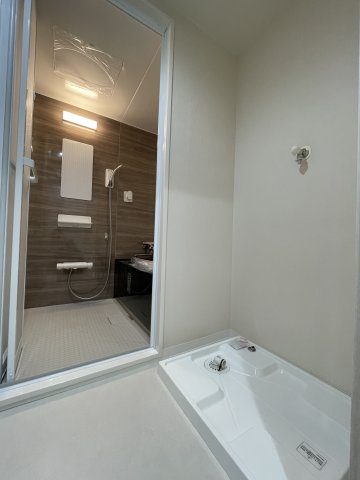 ネオハイツ並木の独立洗面台|洗面所の反対側には室内洗濯機置き場がございます。