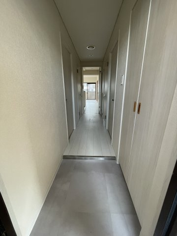 ネオハイツ並木の玄関|玄関を開けると白を基調とした清潔感のある室内がお出迎え(^^)お好みのお部屋へカスタマイズしやすい為、どのような雰囲気のお部屋にするか想像するのが楽しみですね♪