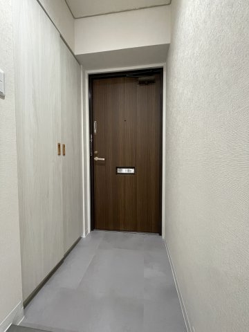 ネオハイツ並木の玄関|玄関収納は両開きでたっぷり収納可能。