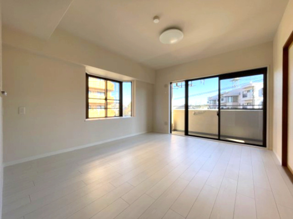 ネオハイツ並木の居間・リビング|壁・天井・フローリングは張替え済みです(^^)/
白いフローリングは光が反射しとても明るい室内です。