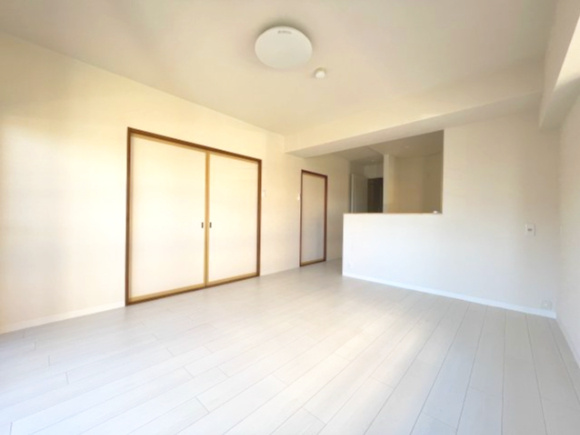 ネオハイツ並木の居間・リビング|角部屋の為、リビングは二面採光にて陽当たり◎採光◎解放感◎