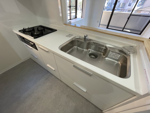 ネオハイツ並木のキッチン|ガスコンロは3口ございますので、まとめてたくさんのお料理を造る事が出来ます！
対面キッチンなので解放感がありますね♪