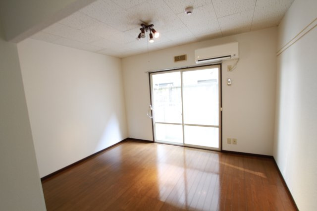 モンスグニール　南向き　角部屋　学生おすすめの居間・リビング