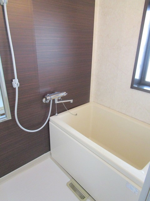 シティハイム　ＡＩＺＡＷＡ　Bの浴室|窓のある明るいバスルーム