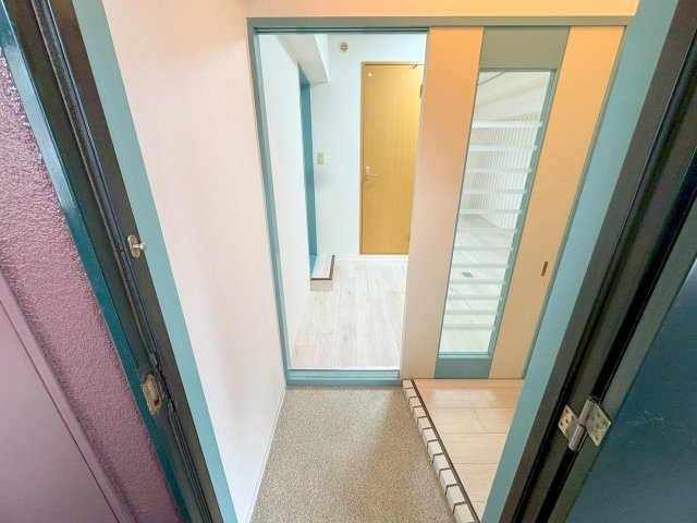 シオザキビルの玄関